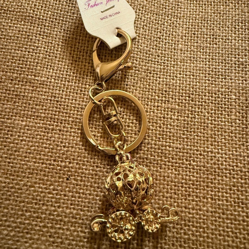 Fashion Jewelry Pink and Gold Key Holder - Picture 3 of 3